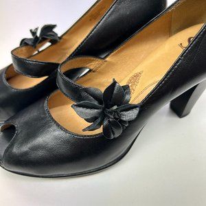 Sofft black leather pumps